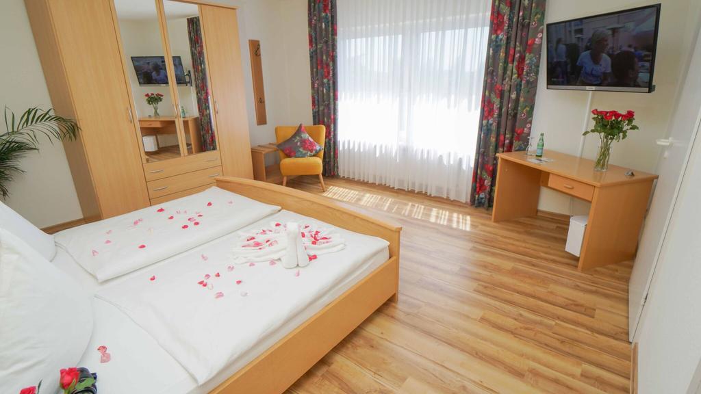 Hotel & Restaurant Am Kirschberg Alten Buseck Bagian luar foto