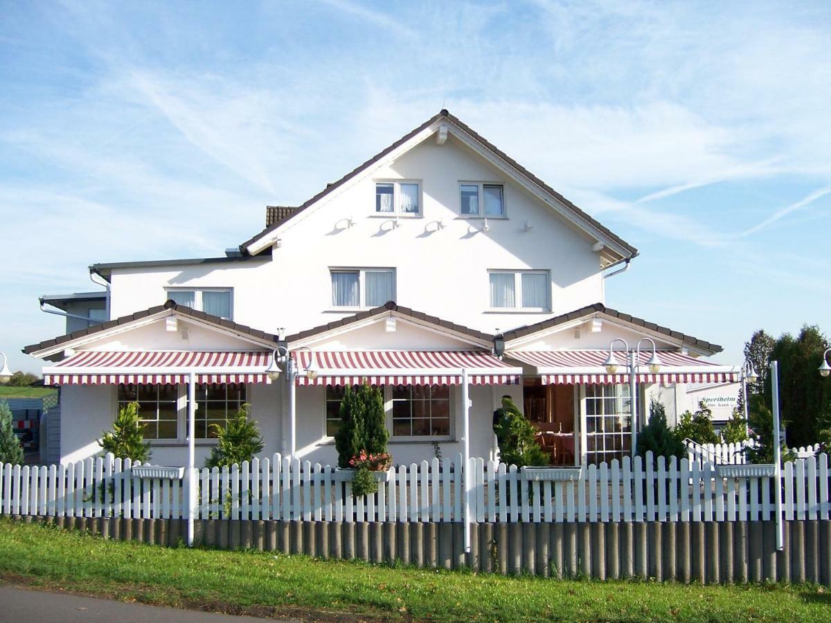 Hotel & Restaurant Am Kirschberg Alten Buseck Bagian luar foto